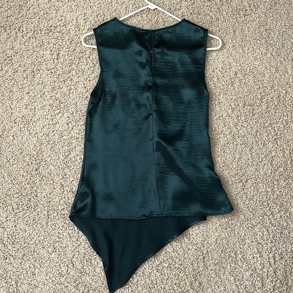 🆕 NWT Express Dark Green Teal Blue Asymmetrical Sleeveless Blouse Size Small - Picture 4 of 4